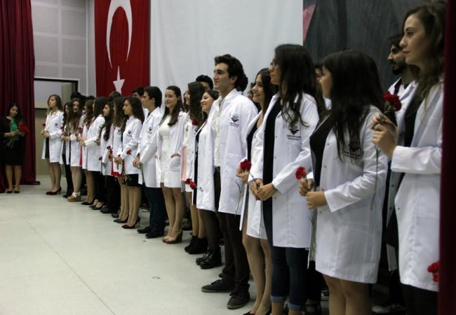 İKÇÜ’nün genç tıpçıları beyaz önlüklerini giydi
