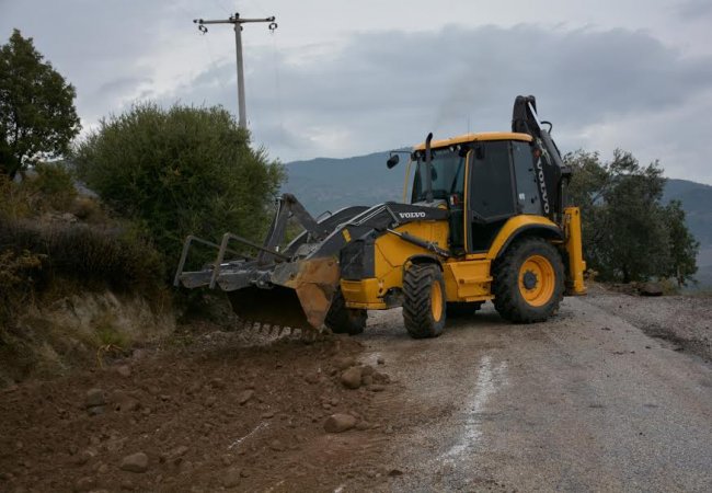 Dikili'de yol yapım çalışmaları sürüyor