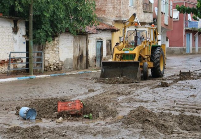 Bayındır’da Yağan Sağanak Yağmur Zeytinova’yı Vurdu