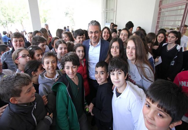Bin öğrenciye burs desteği