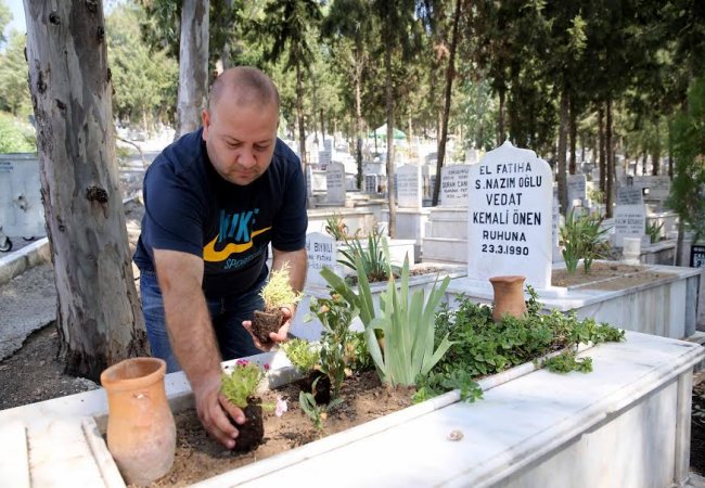 Karşıyaka’da mezarlıklar çiçeklerle donatıldı