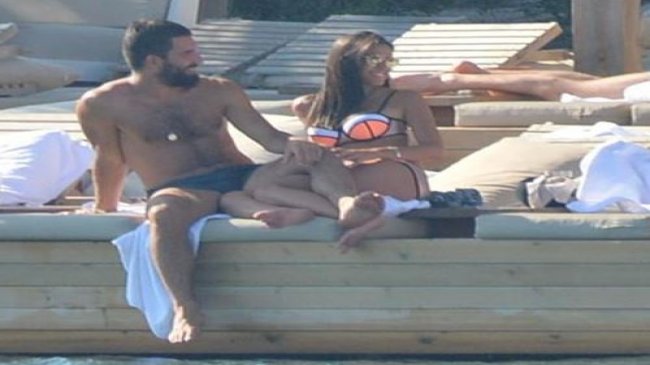 Arda Turan ve sevgilisi Çeşme'den sonra Bodrum'da tatil yapıyor...