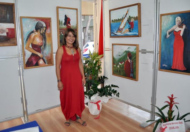 "Kırmızılı Kadınlar" sergisi Foça'da açıldı