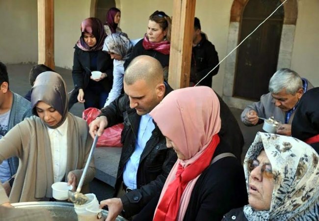 AK Partili Kaya'dan aşure ikramı