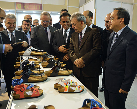 DOST BAŞA, DÜŞMAN AYAĞA BAKAR DERLER...