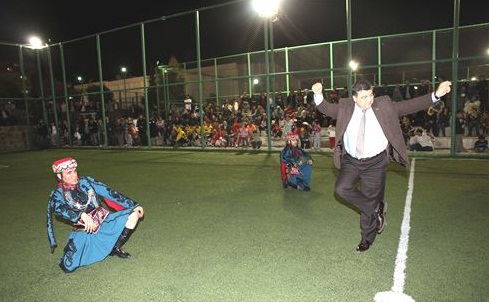 BAŞKAN SINDIR TURNUVAYI ZEYBEK OYNAYARAK BAŞLATTI