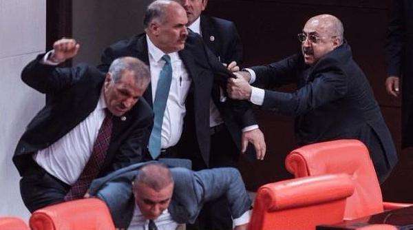 MİLLETVEKİLLERİNİN PAKET KAVGASI: 5 YARALI