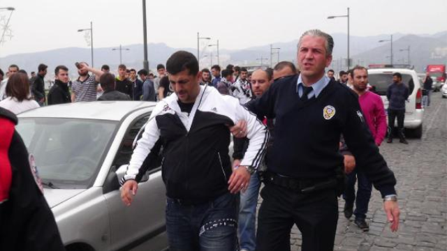 FENERBAHÇE İLE BEŞİKTAŞ TARAFTARLARI İZMİR'DE KAVGA ETTİ...