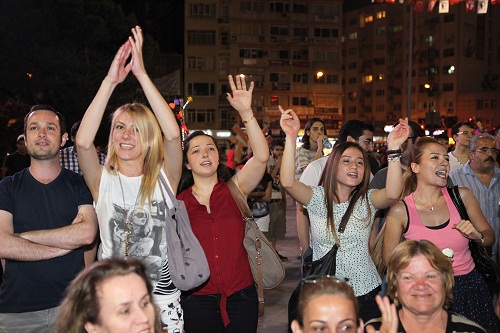 BORNOVA'DA VUR PATLASIN, ÇAL OYNASIN...