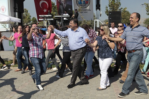 BALKAN GÖÇMENLERİ BORNOVA'DA COŞTU...