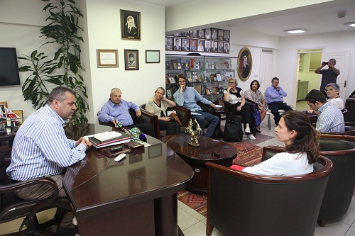 iSVEÇLİLER BORNOVA'DA MUTLU OLDU
