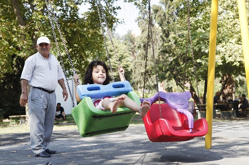 BORNOVA BELEDİYESİNDEN PARKLARA 726 BİN TL'LİK OYUNCAK