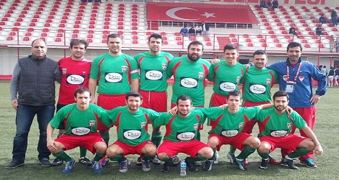 MECBURİYETTEN KALEYE GEÇEN FUTBOLCU 2 PENALTI KURTARDI