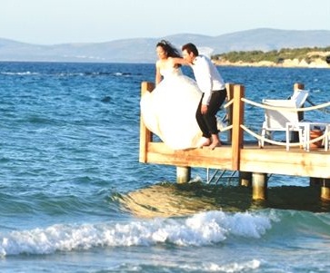 ÇEKİMDEN BUNALAN GELİN VE DAMAT DENİZE ATLADI