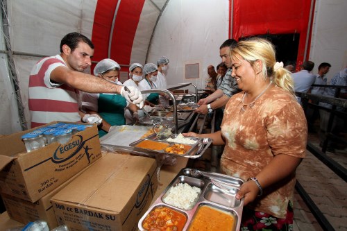 KARŞIYAKA'DA İLK İFTAR