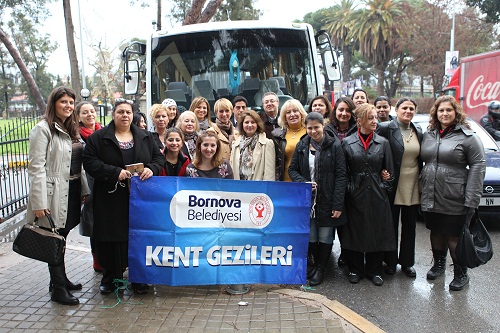 BORNOVA BELEDİYESİ LİDER KADINLARLA KENT GEZİSİNE ÇIKTI