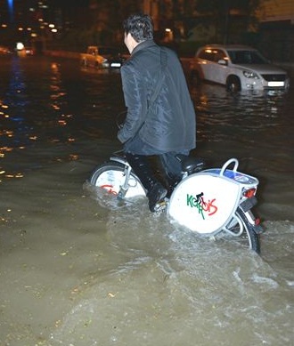 DENİZ YÜKSELDİ, İZMİR'DE SU BASKINI...
