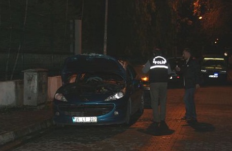 KARŞIYAKA'DA İKİ ARACI KUNDAKLADILAR