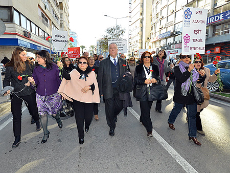 TÜRK KADINI HAKKINI ALDIĞI GÜNÜ KUTLADI