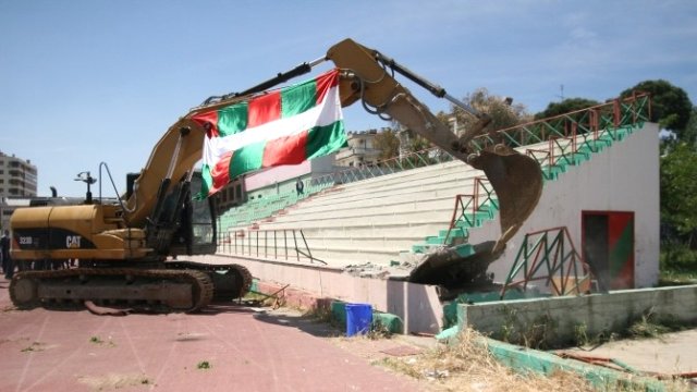 KARŞIYAKA STADI'NDA YIKIM BAŞLADI...