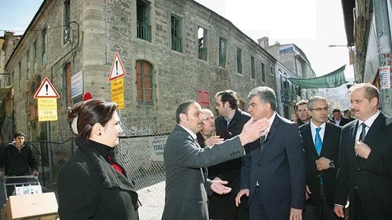 BİNANIN ÜZERİMİZE YIKILMASINI BEKLİYORLAR!..