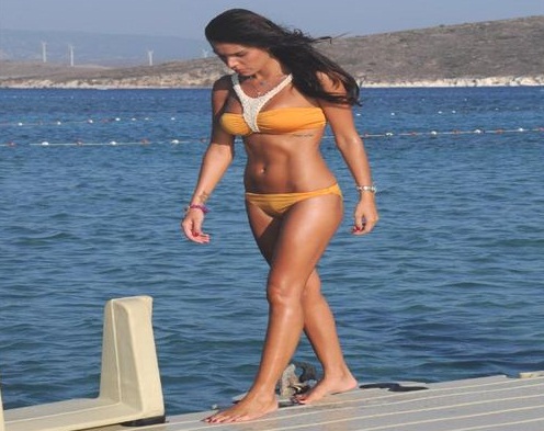 ÜNLÜ MODEL LARA SUROL ÇEŞME'DE...