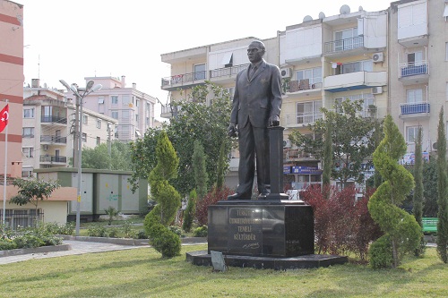 NARLIDERE'NİN PARKLARI YENİLENİYOR