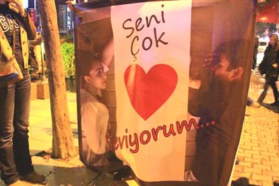 ARKADAŞINA SIRA DIŞI EVLENME TEKLİFİ YAPTI...