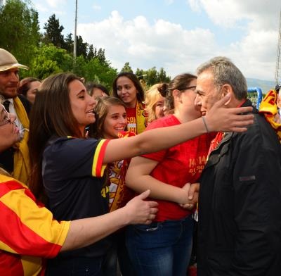 KOCAOĞLU, GÖZTEPELİ KIZLARIN ELİNDEN ZOR KURTULDU