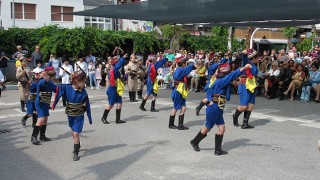 Karşıyaka'da İlkokuldan görkemli 19 Mayıs kutlaması...