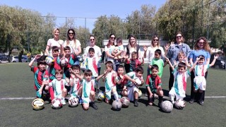 Minik Futbolcular "Anneler günü"nü futbol sahasında kutladılar...