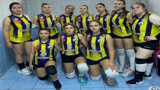 Tireli voleybolcu kızlara formaları Yeter ki İyilik Olsun Derneği'nden...