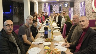 Akhisargücü basketbolcuları şampiyonluğu kutladı...