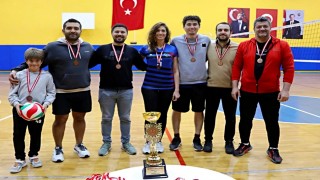 Bakırçay Üniversitesi Çiğli Eğitim ve Araştırma Hastanesi'nde voleybol heyecanı...