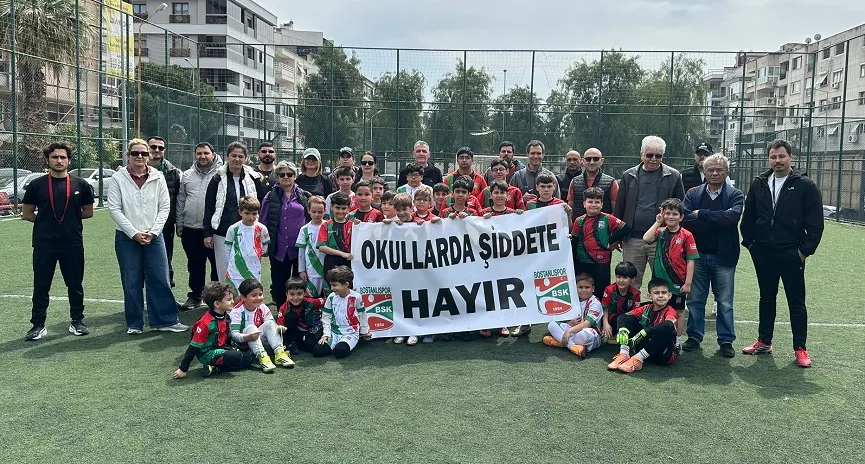 Bostanlıspor futbol alt yapısı “Okullarda şiddete hayır” pankartı açtı