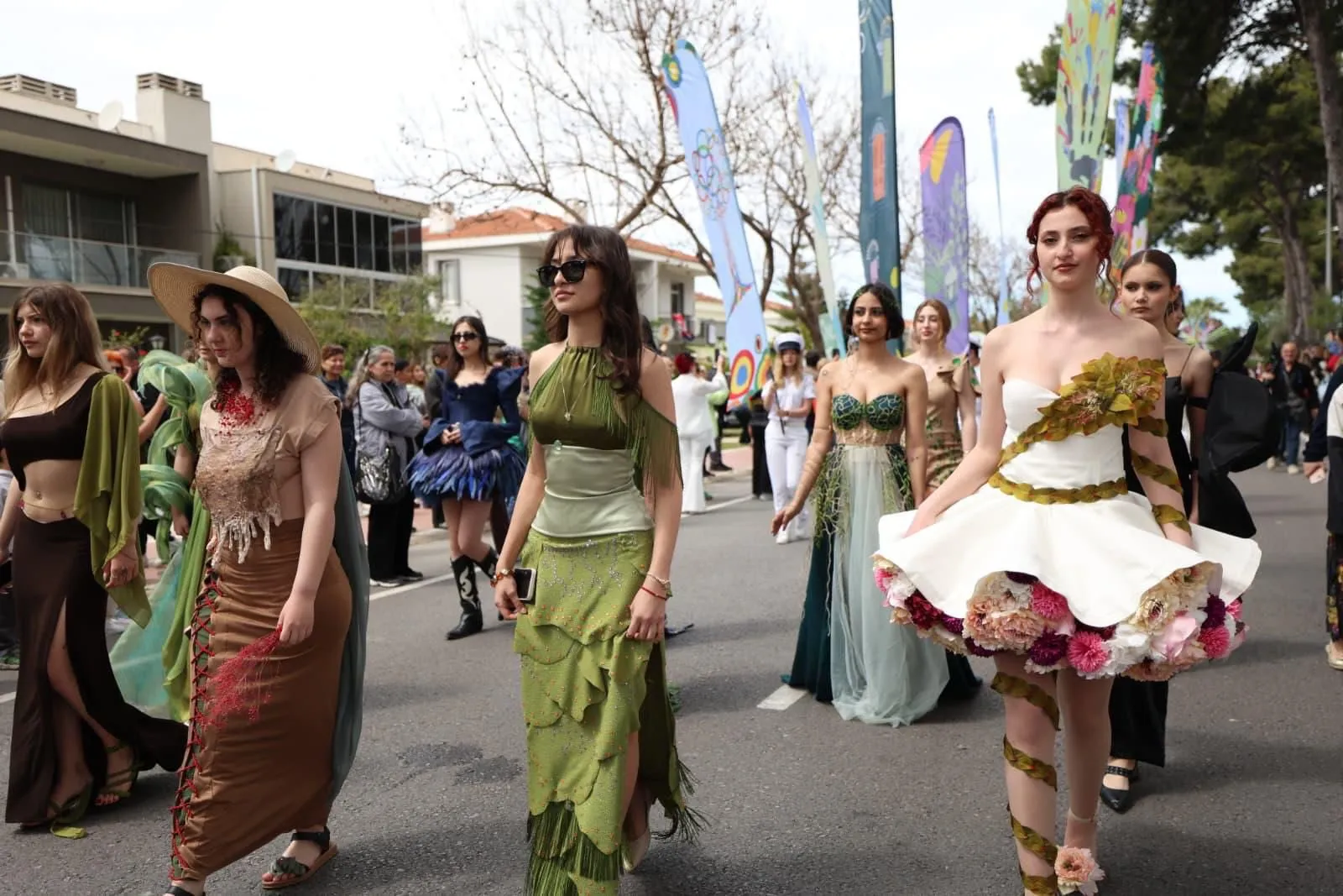 Alaçatı'da kortej bile coşku yarattı... 