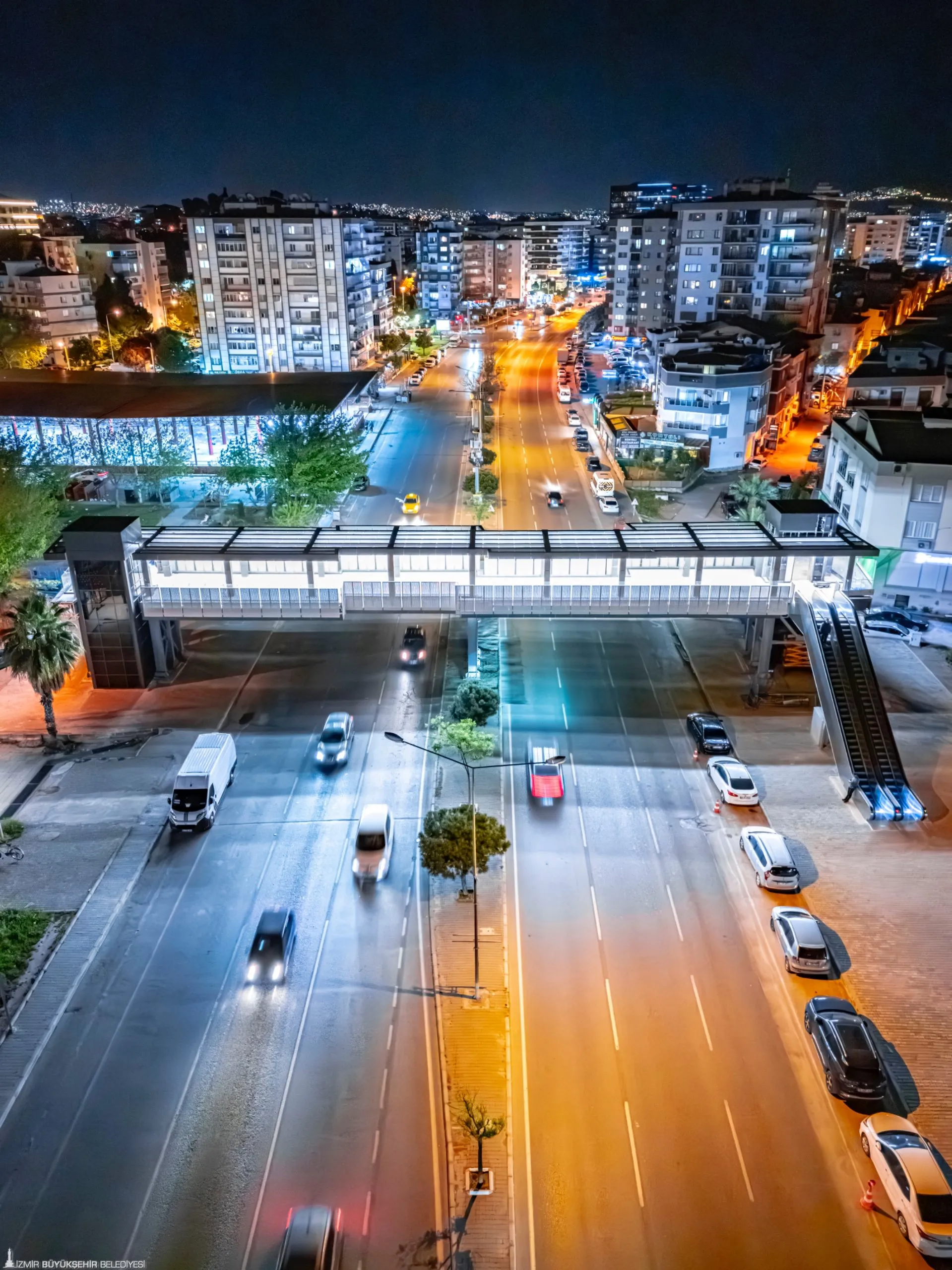 Karşıyaka ile Bayraklı üst geçit ile birbirine bağlandı...