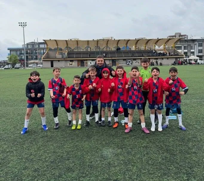 Akhisar Yıldırımspor U17 futbol takımı dolu dizgin...