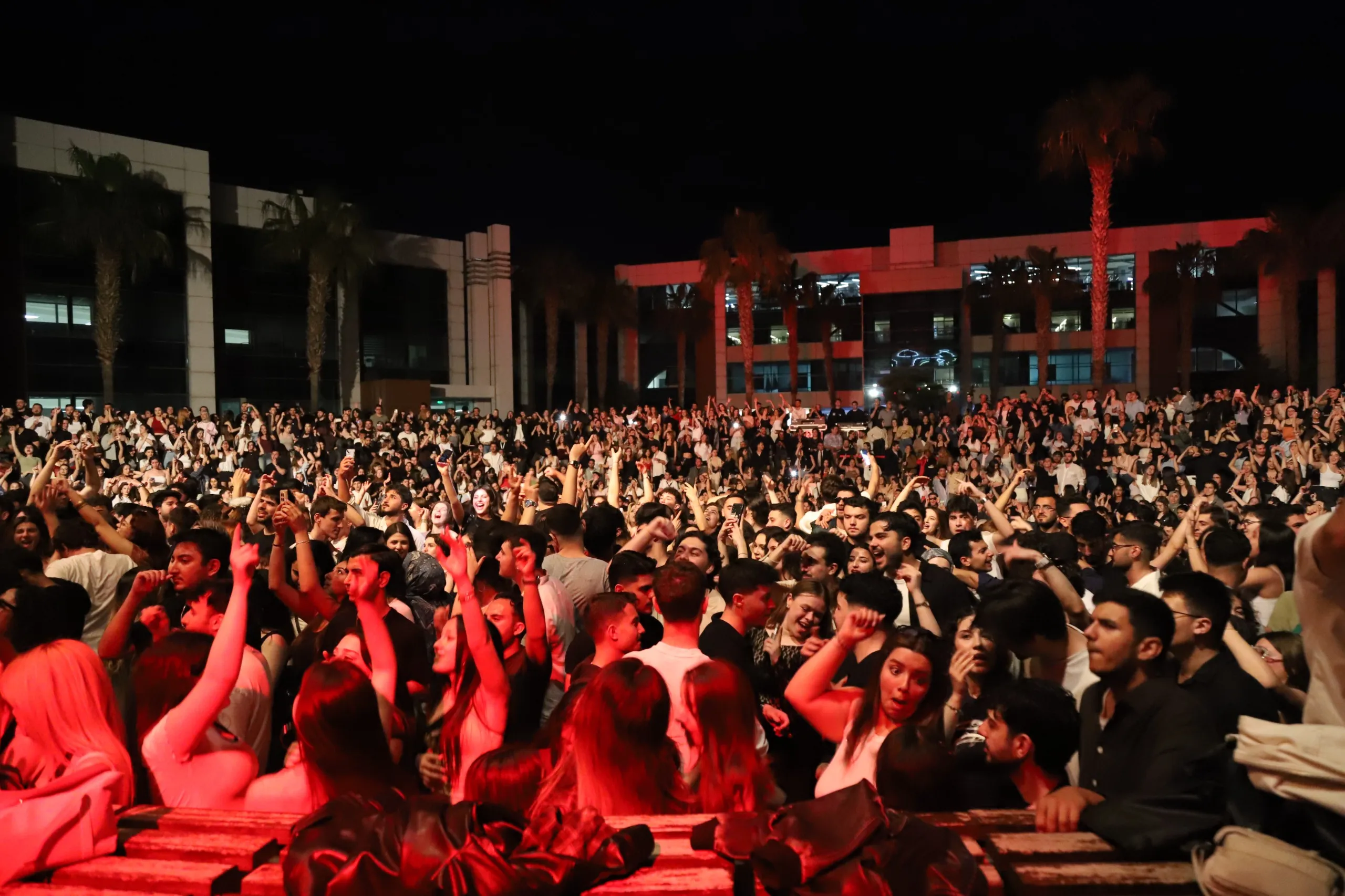 İzmir Bakırçay Üniversitesi’nde Bahar Şenliklerinde Büyük Coşku
