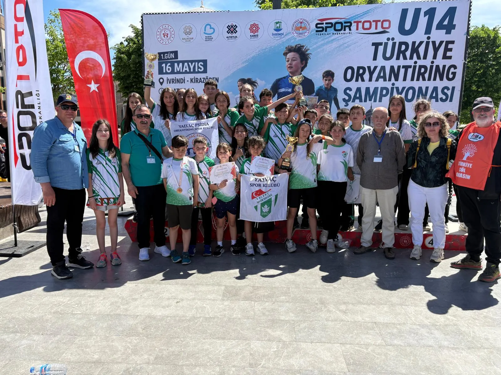 Yalvaçlı küçük oryantiringciler kürsüden inmedi... 
