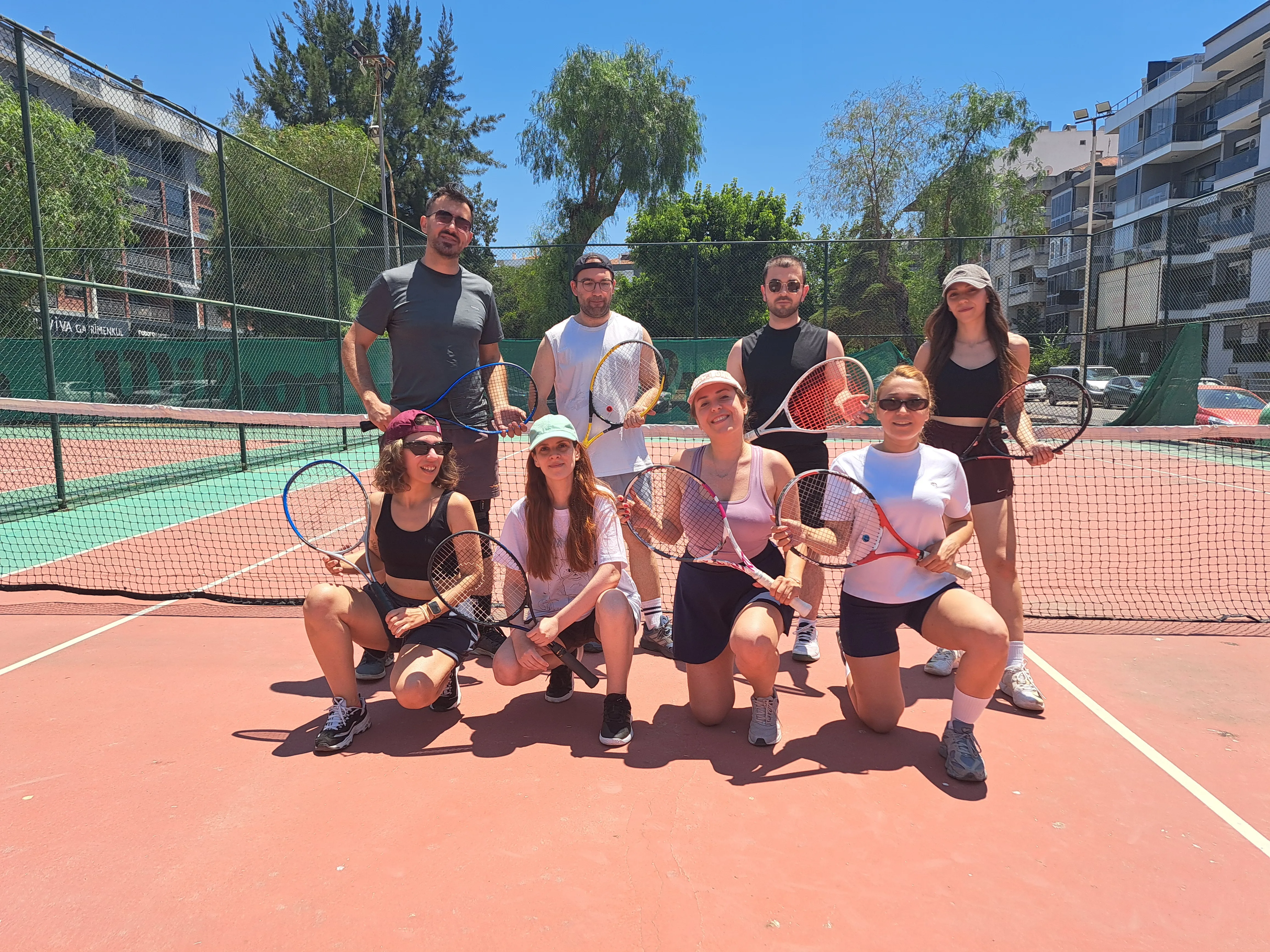 EMSİ İzmir tenis ekibi Bostanlı'da çalışıyor