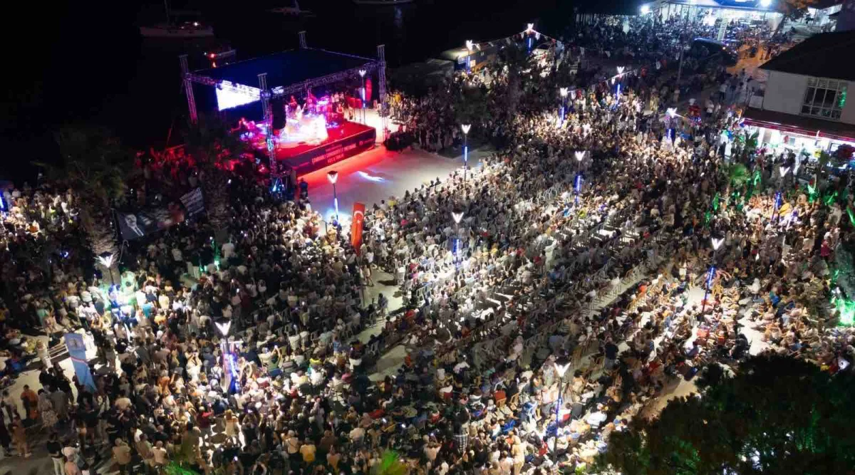 Çandarlı Cumhuriyet Meydanı açıldı