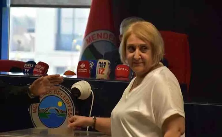 Menderes Belediyesi Ak Parti'ye geçti