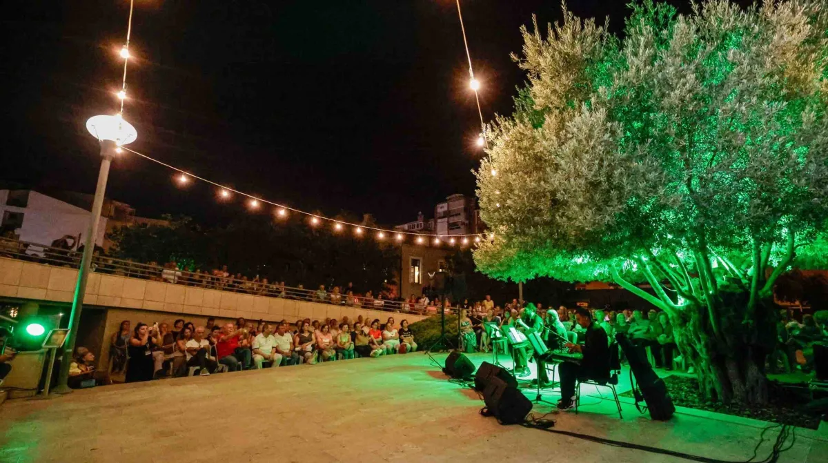 Zeytin ağacı altında müzikseverlerle buluştular