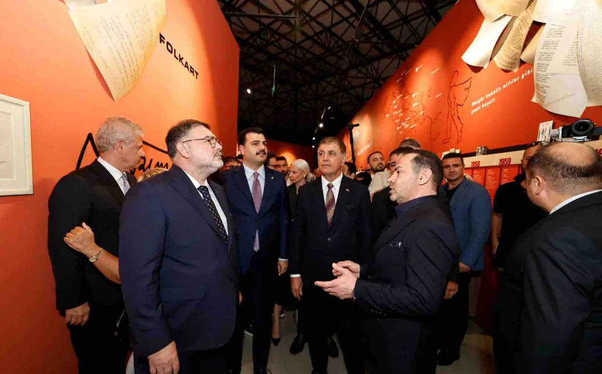 İzmir'de siyaset Nâzım Hikmet sergisinde buluştu