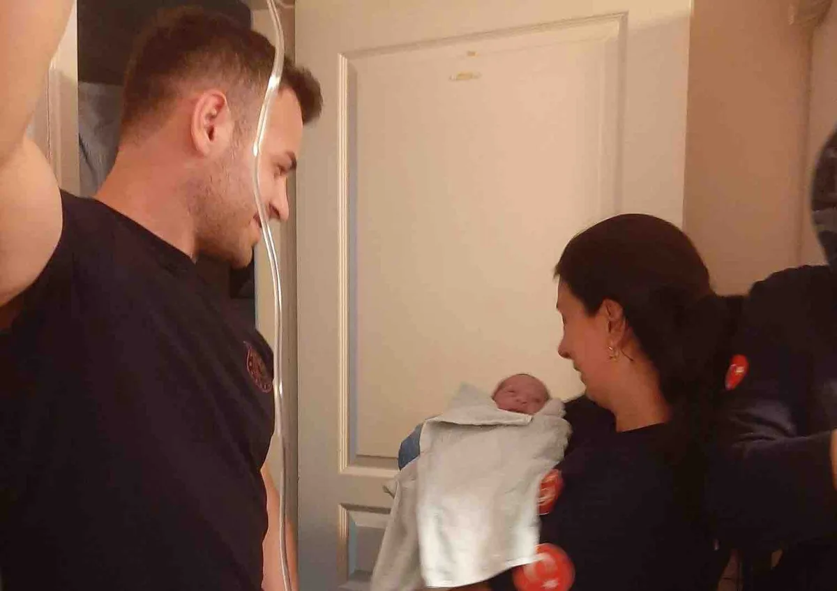 Karşıyaka'da ihbara gittiler, yeni bir hayatın ilk anlarına tanık oldular
