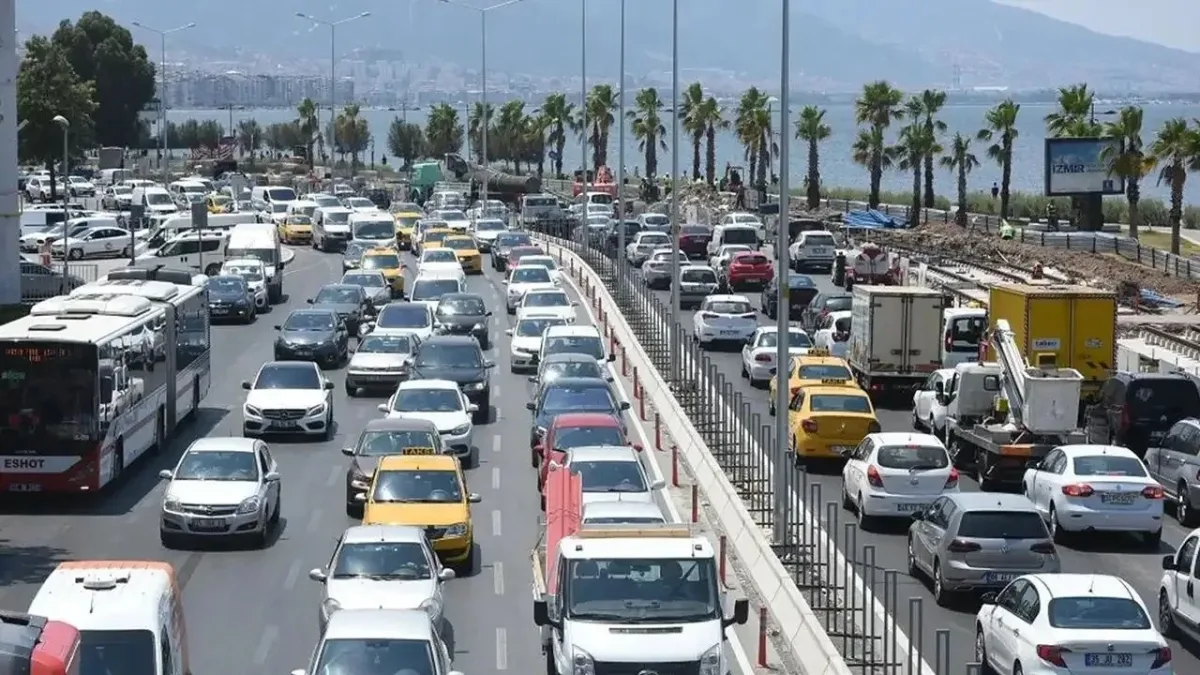 İzmir'de trafiğe kayıtlı araç sayısı 2 milyon 176 bin 317