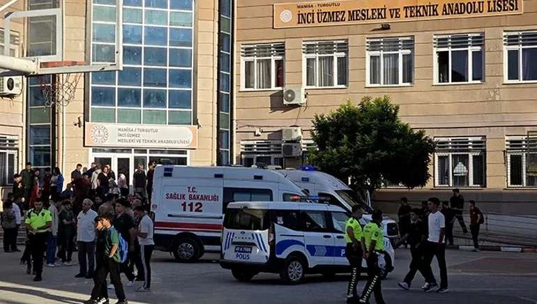 Manisa'da lise önünde silahlı saldırı