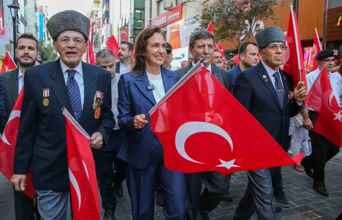Karşıyakalılar gazilere saygı için yürüdü