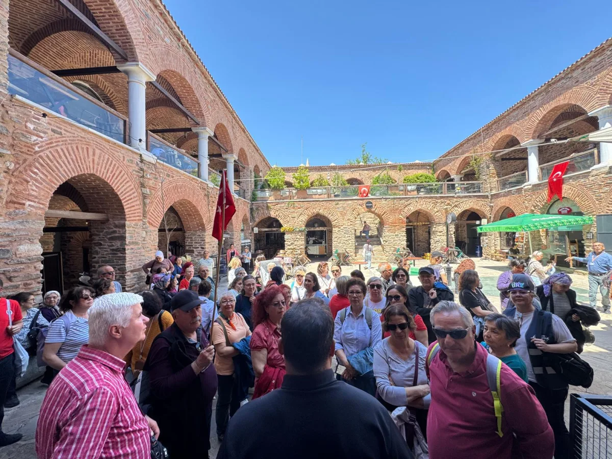 Emekliler İzmir'i keşfetmeye devam ediyor